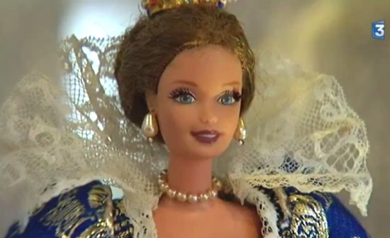 Dominique rhabille les poupées Barbie® oubliées 