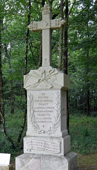 Croix de Charette dans le bois de la Chabotterie, à Saint-Sulpice-le-Verdon