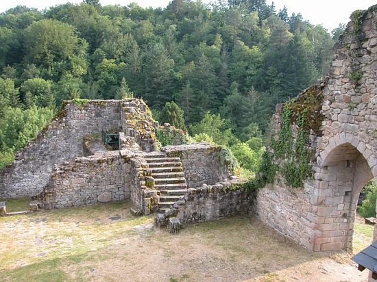 Vestiges du château de Gimel-les-Cascades