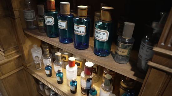 Poudres, liquides et décoctions présentés dans le mobilier d'une ancienne pharmacie du XIXe siècle