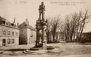 Fontaine Saint-Lazare, Palais de Justice et place Saint-Louis