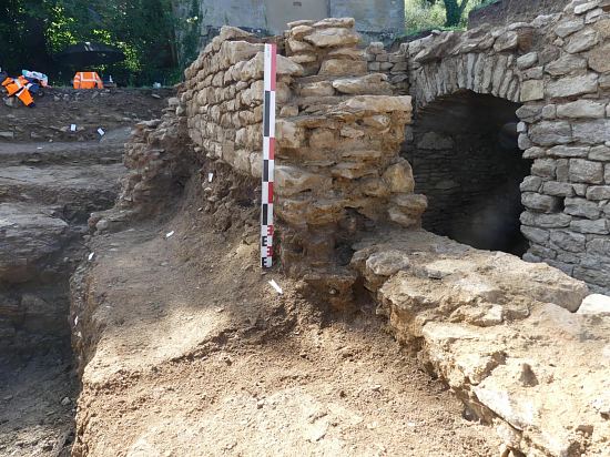 Maçonnerie d'une cave en cours de démontage