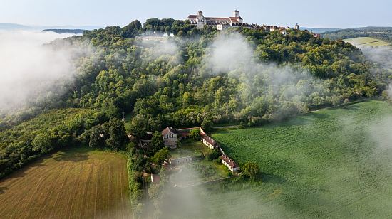 Vue de Vézelay et de l'ermitage de la Cordelle en contrebas