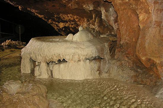 Rivière souterraine des grottes d'Azé