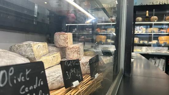 Des fromages au lait cru dans la boutique de Pierre Brisson, dans le 10e arrondissement de Paris